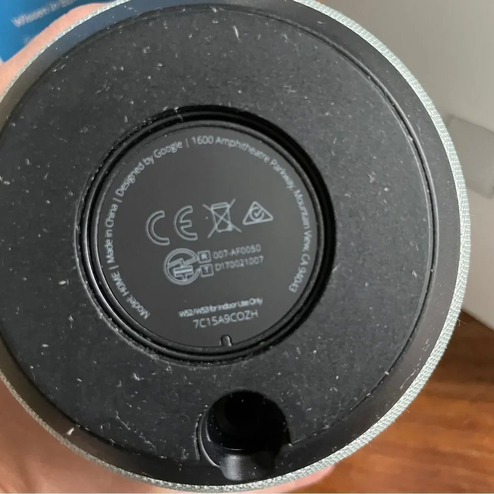 Google Home Smart Assistant Speaker Voice/ Touch without Cord GERMAN edition